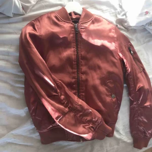  - Bomberjacka i en kopparfärg, i ett silke liknade material. Ifrån Topshop.  💘 endast swish 👼🏼