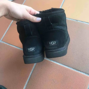 - Svarta uggs😍väldigt sparsamt använda!