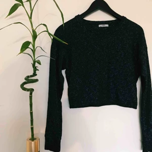  - Mörkblå, glittrig magtröja från Zara. Perfekt för fest! Tyg i polyamid. Frakt på 36kr tillkommer. 