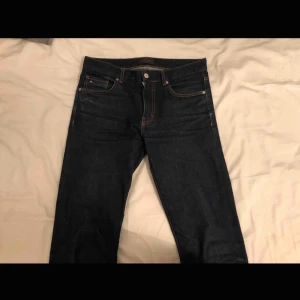 - Jättefina mörkblåa jeans från j.lindeberg. Herrpassform och nypris: 1500kr. Modellen: Jay. Sparsamt använda så inga imperfektioner💗skicka meddelande vid frågor eller mer bilder💗