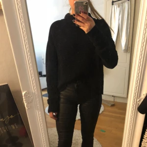  - Snygg tjocktröja med polokrage 