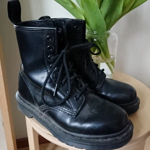  - Dr. Martens 1460 mono black i liten 37/stor 36. Skitsnygga men tyvärr lite för stora på mig (36:a)... Säljer dessa nu vidare till någon som har mer nytta av de! Använda kanske 10 gånger max?  Nypris: 1600/1700kr