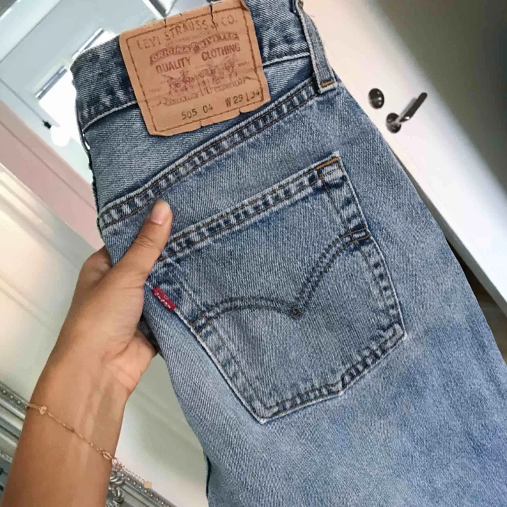 Levis-jeans med vintage stil köpta i Paris för några år sen. Lite slitning framtill. Insydda, så passar om man är 28/30. Säljer eftersom de har blivit för stora för mig :((((. Jeans & Byxor.