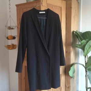  - Marinblå kappa från Rodebjer. Toppenskick men tyvärr för liten för mig. Passar en XS/S. Räcker ungefär till mitten av mina lår och jag är 172 cm lång. Finns i västertorp men kan mötas upp i centrala Stockholm, eller skicka mot fraktkostnad.