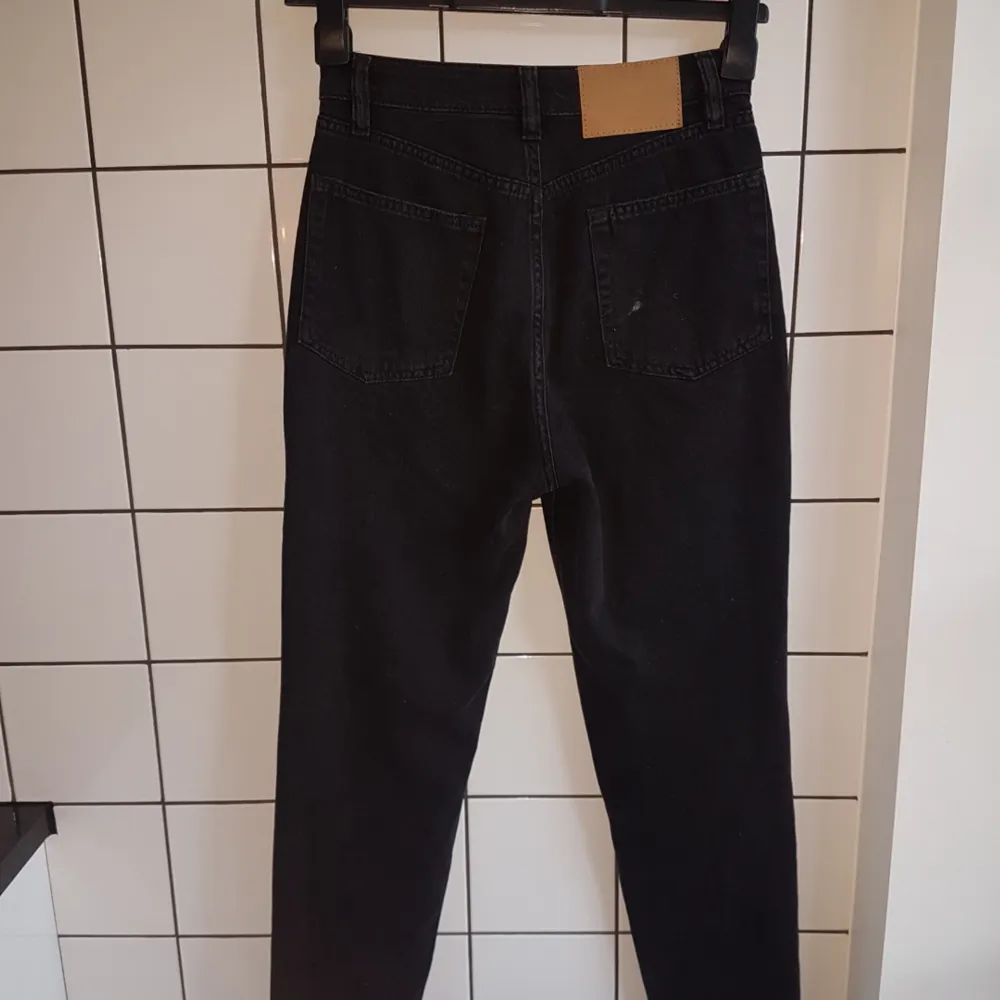 Svarta high waist jeans från H&M i straight leg-modellen! De är bara använda två gånger och fortfarande i fint skick! 💞 . Jeans & Byxor.
