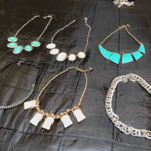  - Hej säljer mina fina halsband för 40kr styck eller ett paketpris om någon vill ha fler än en!