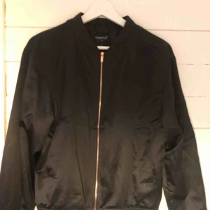  - Bomberjacka ifrån lager 157  Detaljer i roséguld.  Aldrig använd och säljer pga att den ej kommer till användning   Köparen får stå för frakten😊 