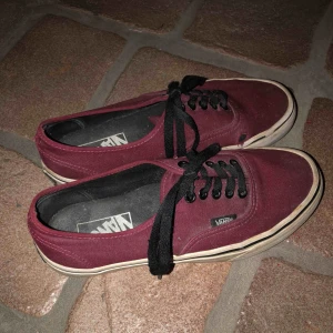  - Vinröda vans, använda men ändå okej skick förutom slitningen på vänster sko. 