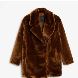  - Oanvänd päls från Monki Storlek small   Nypris: 700kr   Kan mötas upp eller skicka!