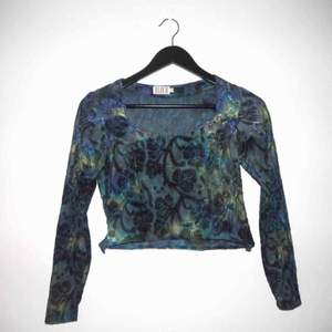 Avklippt tröja med bladmönster i sammet och skiftande färger i olika nyanser av blått och grönt 