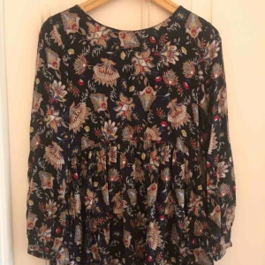  - Klänning som passar en XS/S. Mysig till hösten och passar perfekt till jul. Fina detaljer, som ny! Små knappar i ryggen och en lös markering i midjan. Den sitter inte tight, däremot lite trång i armarna på mig