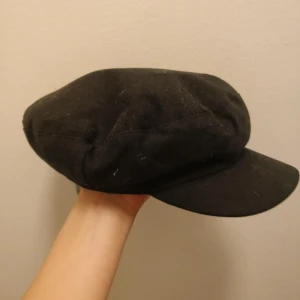  - SÅ snygg skeppar-mössa/keps från Zara! Säljer enbart då jag har lite för många hehe. Supersnygg passform! 