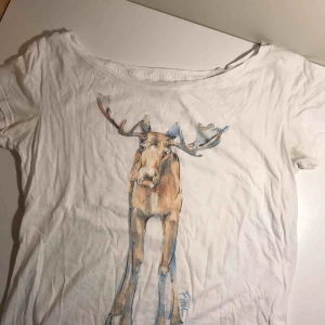  - Snygg tisha med älgmotiv! Mjuk och skön bomull. Bjuder på frakten. 