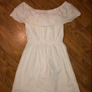  - Säljer en vit off shoulder klänning i storlek xs. Använd en gång och i jättebra skick. Finns att hämta i Norrköping eller så tillkommer frakt kostnad på 40kr. Vid intresse kan fler bilder skickas!