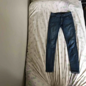  - Suuuupersnygga jeans från Tiger of Sweden. Perfekt blå färg och skinny passform. Bra skick! Är tyvärr för korta mig. 
