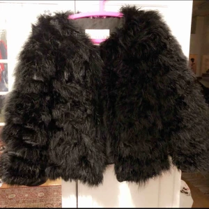  - Mysig & skön snygg vår pälsjacka från LOVELY OF SWEDEN  har använts ändast 2 gånger ny pris 1599kr mitt pris 400kr storlek S/XS🌹säljs för att jag har köpt en ny och den hära kommer inte till någon användning längre :( tar bara swish 💗