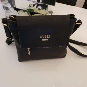  - Guess väska helt oanvänt