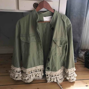  - Liten i storlek så gick upp en och sitter perfekt! Aldrig använd så därför säljer jag den. 