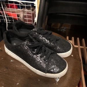  - Snygga glittriga skor från hm. 