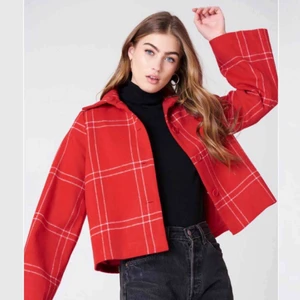  - Sparsamt använd jacka från nakd! Väldigt fin och passar bra att ha på höst/vår men skulle nog funka att ha på vintern med en tjocktröja under. Köpt för 600kr. Kan mötas upp i Stockholm eller posta men då står köparen för fraktkostnad⚡️⚡️💖💖