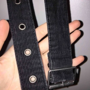  - jättesnyggt tygbälte som tyvärr är för stort för mig, det funkar ändå för mindre storlekar då man kan liksom flytta bältet under saken som sätts i bälthålen, bältet är ca 114cm långt, frakt är inräknat!