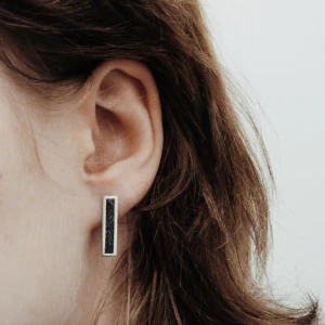  - Jeanius UF handtillverkar nyanserande smycken av silver och återvunna jeans, syftet är att uppmärksamma om de resurser som går åt för att tillverka ett par jeans. Men även kunna ge er stilrena unisex smycken som passar alla tillfällen.  5% av vinsten går till Unicefs vattendonering för rent vatten 