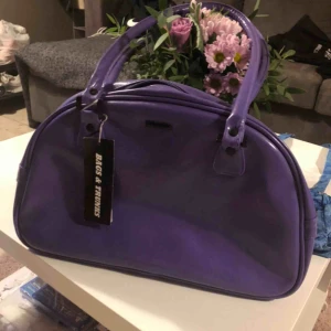  - As cool lila väska, rymlig med bra fack för bland annat mobilen. Aldrig använd!  FINNS FLER VÄSKOR OCH ANDRA COOLA SAKER I PROFILEN!!!!!FYNDA!!!