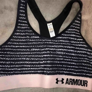 Underarmour sport bh - Org. pris 300 ungefär, minns inte exakta priset! Använd endast en gång. Frakt tillkommer. 😊