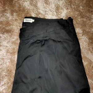  - Byxor från Filippa K, siden material och lite mer mot kostymbyxa modellen. 