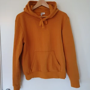  - Gul hoodie från HM.  Frakt på 60 kr tillkommer som köparen står för! Ta gärna en titt på mina andra annonser😊