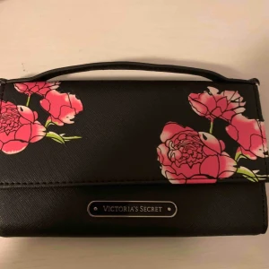  - Oanvänd plånbok från Victorias secret.