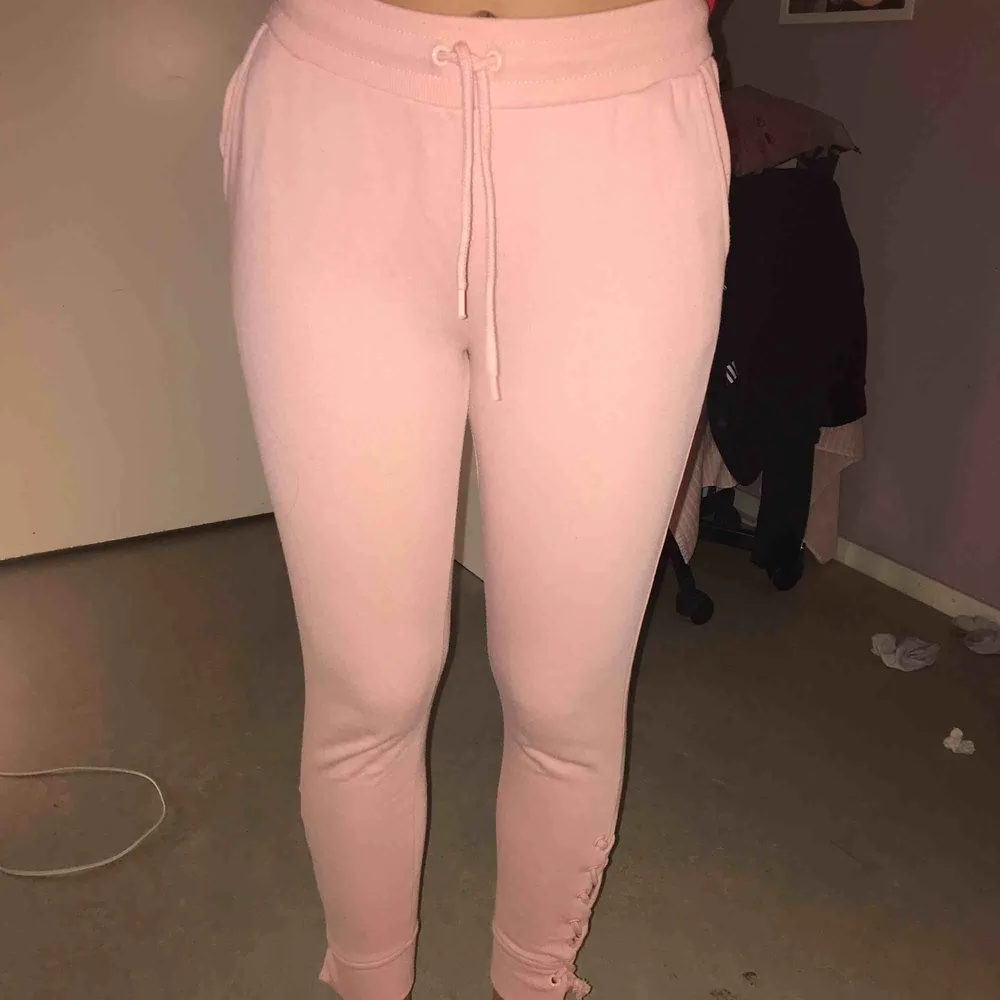 de är för små, (Bilderna blev inte så bra, byxorna ser bättre ut i verklighet) rosa mjukisbyxor från new yorker. Jeans & Byxor.