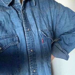  - Vintageskjorta från Levi’s. Superfin men används inte så mkt som den förtjänar🌸