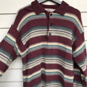  - Säljer denna randiga stickade tröjan med krage! <3