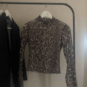  - Leopardmönstrad meshtröja! Använd en gång, och är alltså i väldigt bra skick. Säljer pga att jag inte får användning för den. Frakt ca 40kr.