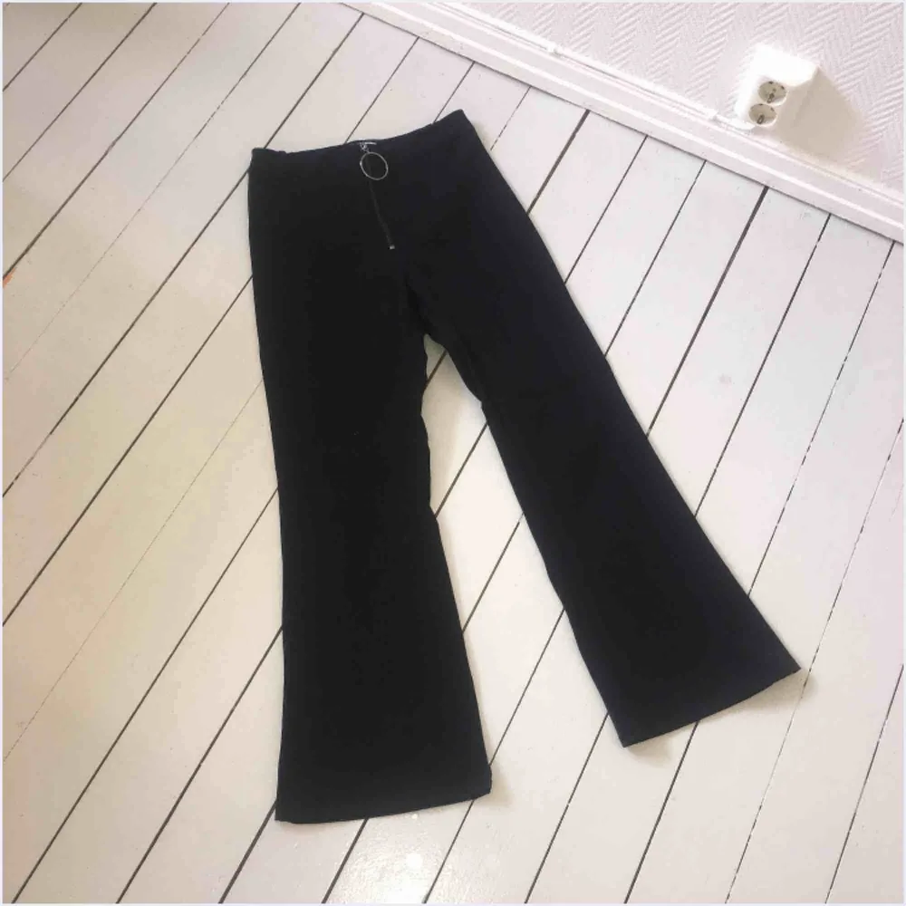 Suuuupersnygga stretchiga byxor från weekend, tights upptill och lösa nertill, säljer dem pga att jag inte använder dem mer! Nypris:399:-. Jeans & Byxor.