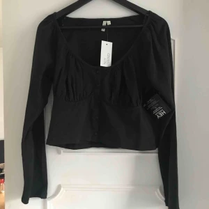  - Svart ”magtröja” med armar i strl L. Aldrig använd, lapparna sitter kvar.