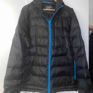  - Använt max 2-3 gånger, säljer jackan för att jag inte använder den. 