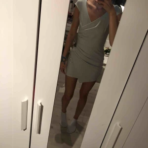  - Fin blå/turkos klänning från Nelly. Aldrig använd, prislapp kvar. (Se bild). Köparen står för frakten, möts upp i Stockholm City eller Huddinge 