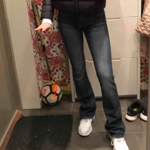 Jeans - Ett par blåa bootcut jeans från JC. Använt fåtal gånger, bra skick. Det är i storlek 28/36 men på mig sitter de som 26/32 för de är inte så strechiga och inte så långa då jag är 170 cm. Frakt ingår ej i priset. Skriv om du är intresserad! 
