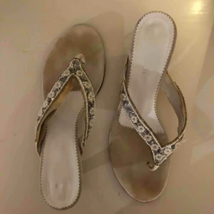  - Jättesöta vita klackar med paljetter. Höjd på ca 3cm. Några biljetter har trillat av men i övrigt i gott skick. Köparen står för frakt:)