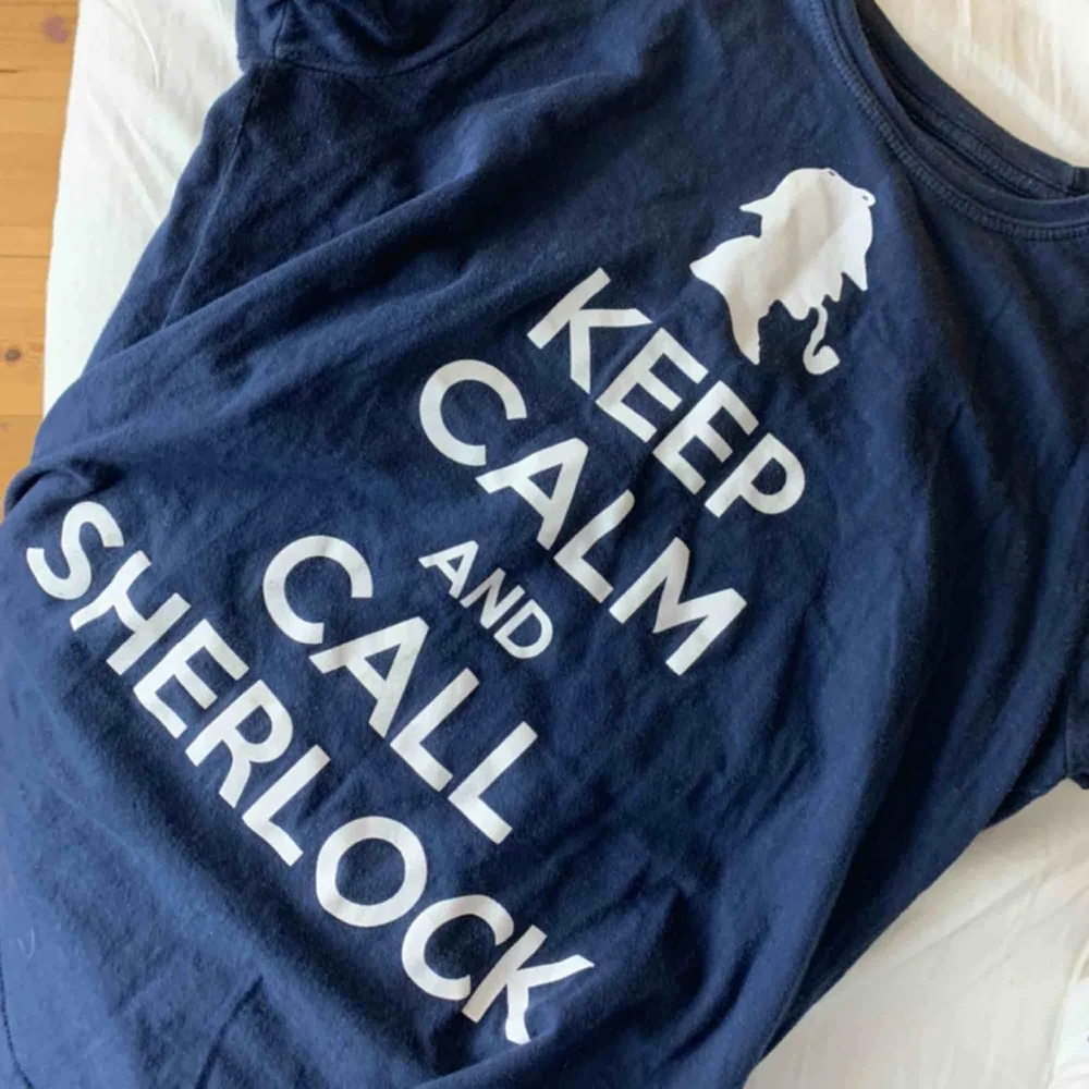 T-shirt med texten ”keep calm and call sherlock”. Köpt i London. Fri frakt. T-shirts.