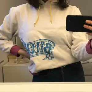 Säljer min Billabong hoodie, som jag tyvärr inte använder längre. Jätte mysig och sitter som ett S. 