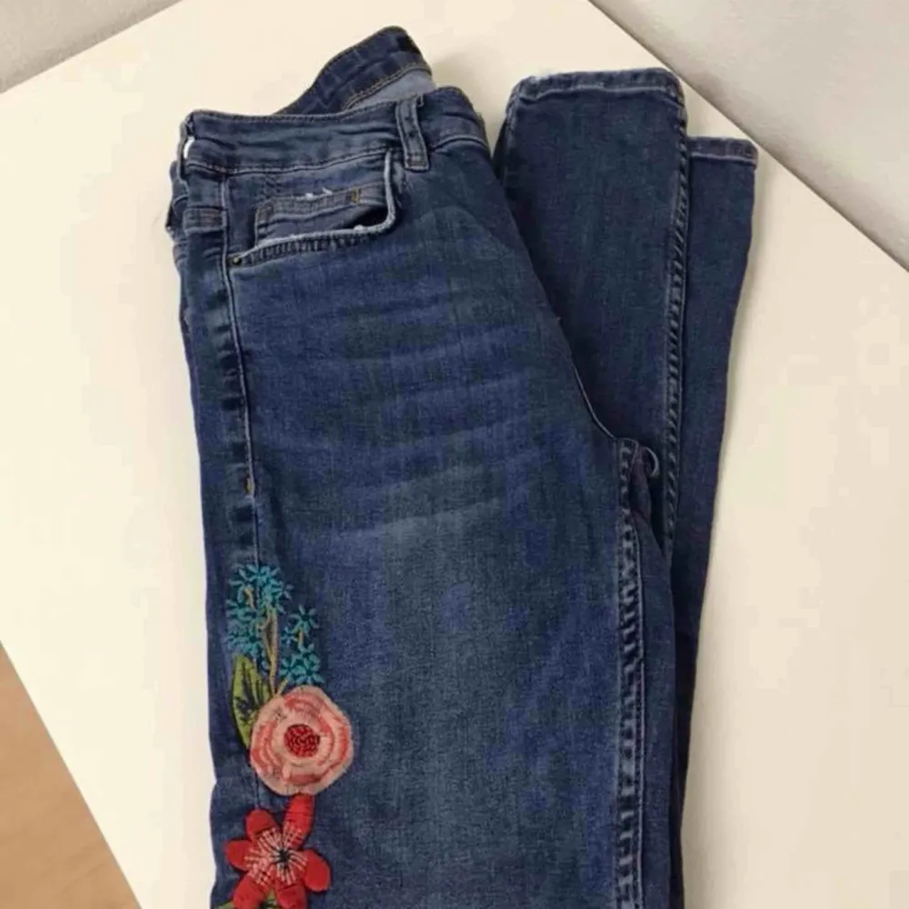 Super snygga byxor från Zara helt oanvända! Storlek 38,  50 kr . Jeans & Byxor.