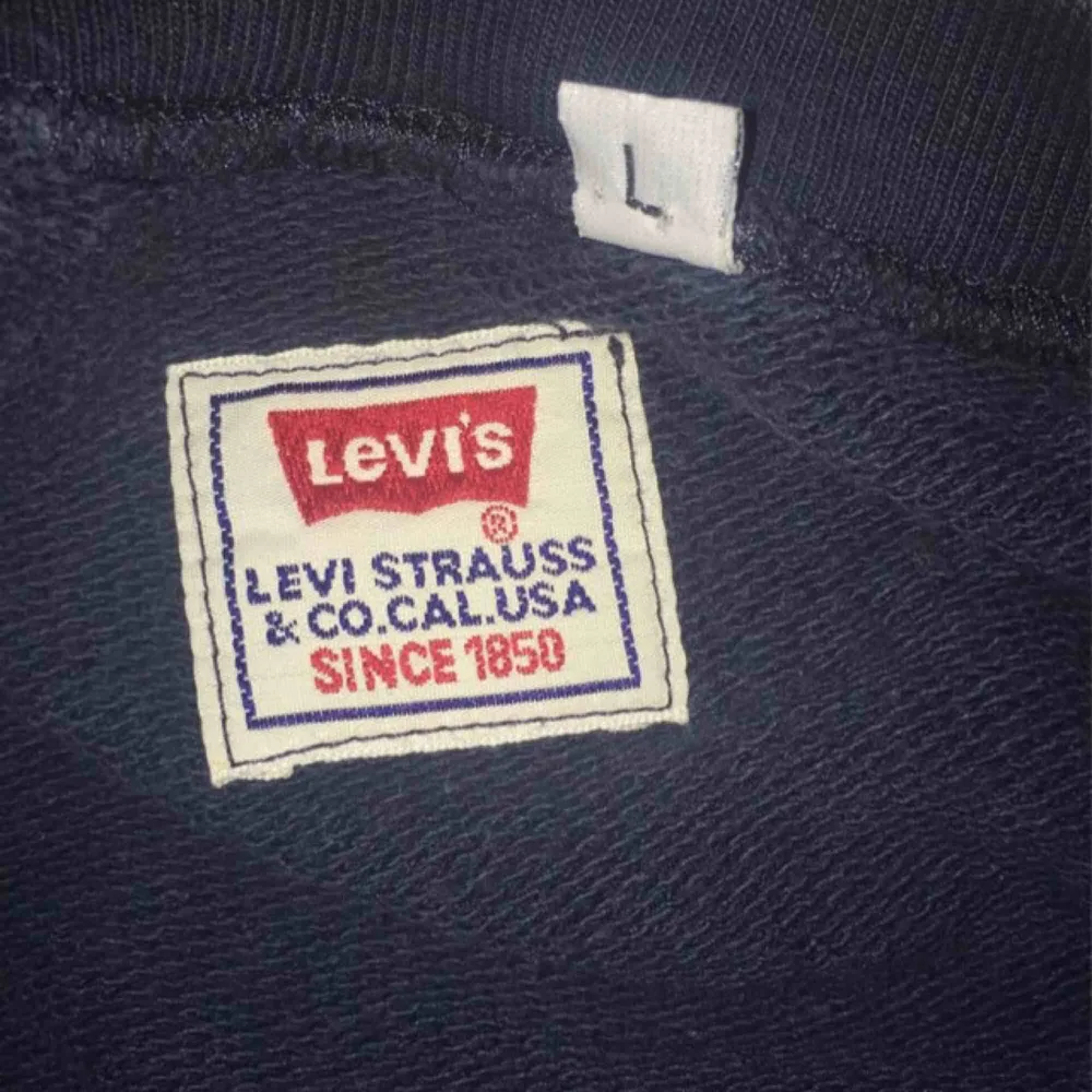 en svinsnygg vintage sweatshirt från Levis, använt den bara en gång. Inköpt för kanske två, tre veckor sedan! 100% bomull såklart ;). Tröjor & Koftor.