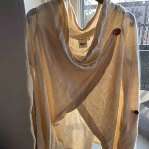  - Poncho ifrån märket Object. Superskön och fungerar även att ha som kofta. Skickas eller hämtas upp i Sölvesborg. Köparen står för frakten.