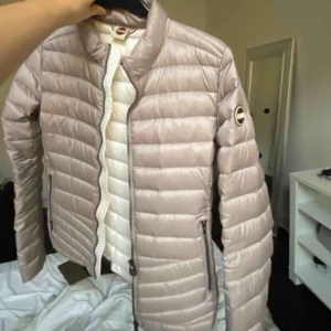  - Beige dunjacka från Colmar i strl 38. Passar mig som har S men skulle även passa M. Bilderna är lånade från Plick (tjejen jag köpte jackan ifrån), men ändrade mig efter det. Jackan är i perfekt skick, den har bara inte kommit till användning för mig🙏🏼