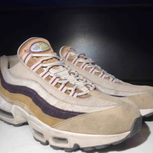  - Asballa Nike air max 95 sneakers i en beigefärg med brunt och lila. Bra skick, kommer inte till användning bara. Pris är exklusive frakt men kan diskuteras vid snabb affär.