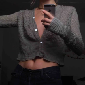  - Superfin croppad grå kofta med långa ärmar💞 köpt second hand Kan mötas upp i stockholm annars tillkommer frakt på 60 kr!