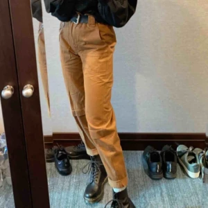  - Säljer dessa superfina byxorna från bershka, superfint skick och knappt använda. Storlek 34 men mer som en 32:a, skärpet på andra bilden medföljer. Eventuell frakt betalar av köparen💞💞